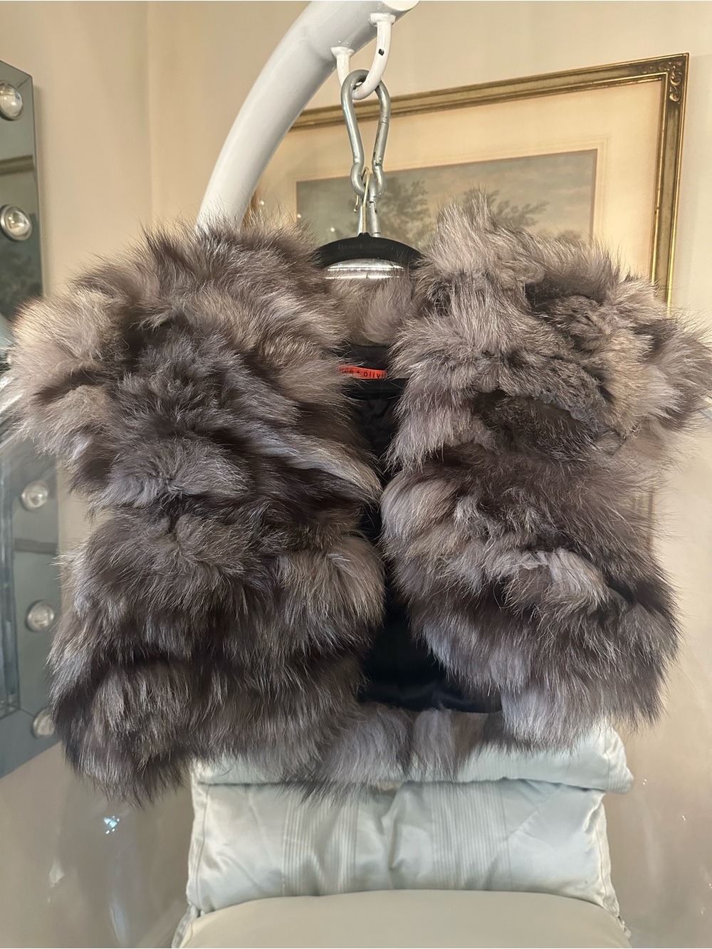 Alice + Olivia woman’s cropped Fox fur vest size small! Excellent. Silk linning.